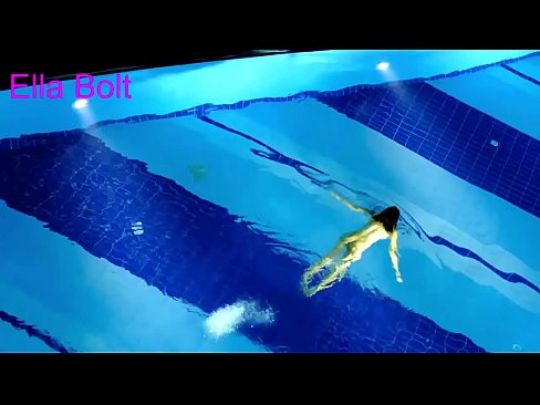 ❤️ म हेर्न रोक्न सक्दिन, जवान गोरा ELLA BOLT रिसोर्ट पूलमा नग्न पौडी खेल्दै समातियो ️❌  सेक्स  ❌